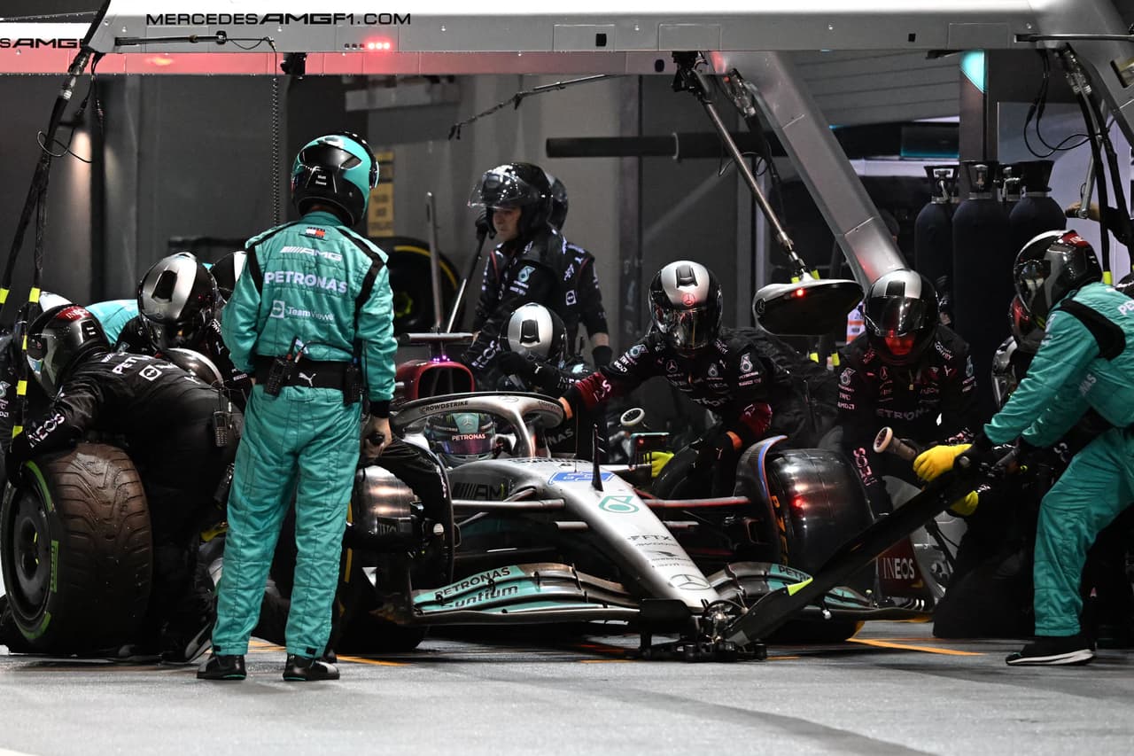 Los mecánicos trabajaban a marchas forzadas analizando los neumáticos usados.
<br>