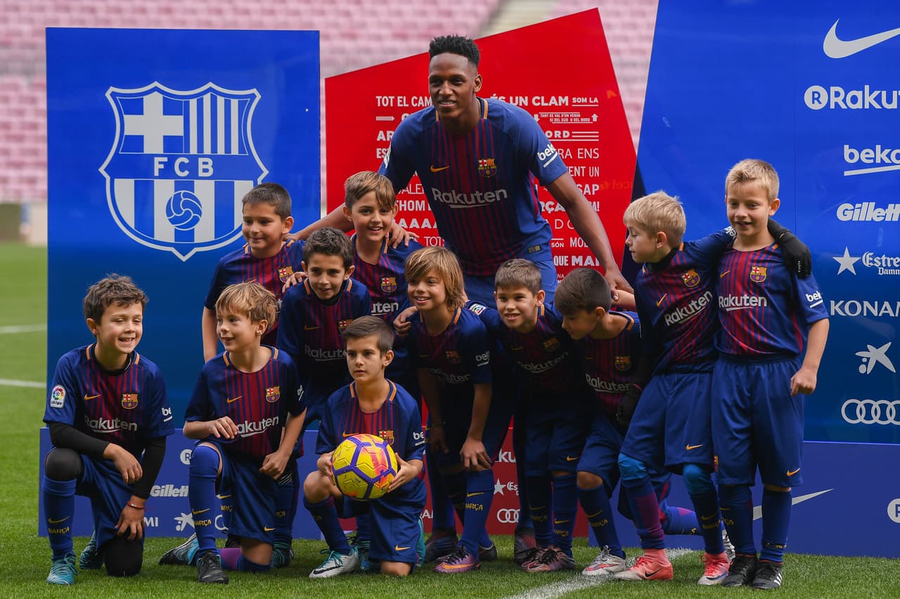 Mina comprtió junto a unos niños de las categorías inferiores y posó con el nuevo automóvil que le ha regalado uno de los patrocinadores de la entidad.