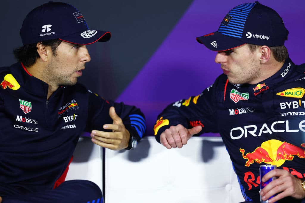 Sergio Pérez y Max Verstappen luego del GP de Baréin del 2023.