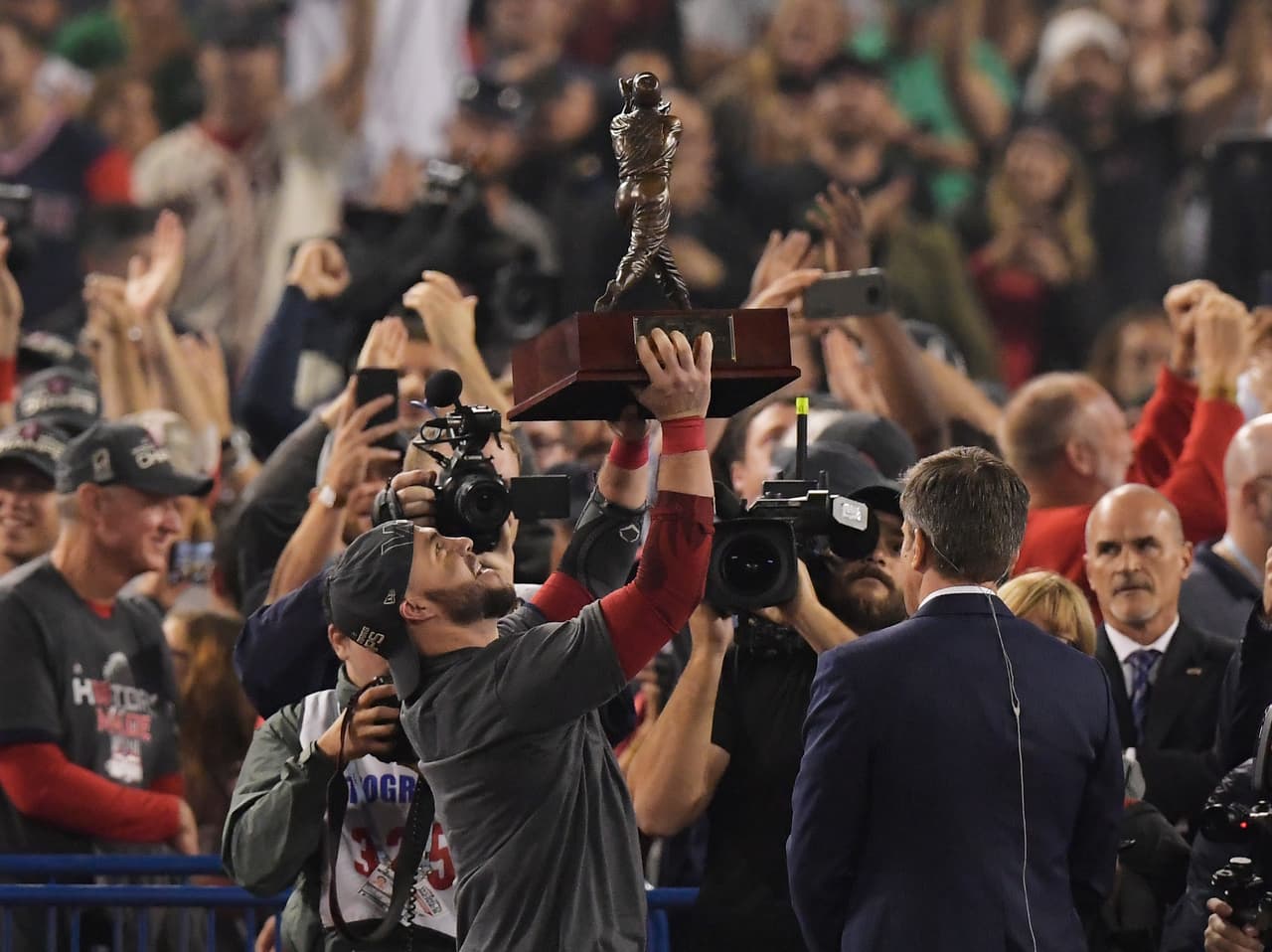 Steve Pearce, Boston Red Sox, 2018. La Serie Mundial se definió en cinco juegos. Los Angeles Dodgers cayeron 4-1 en casa.