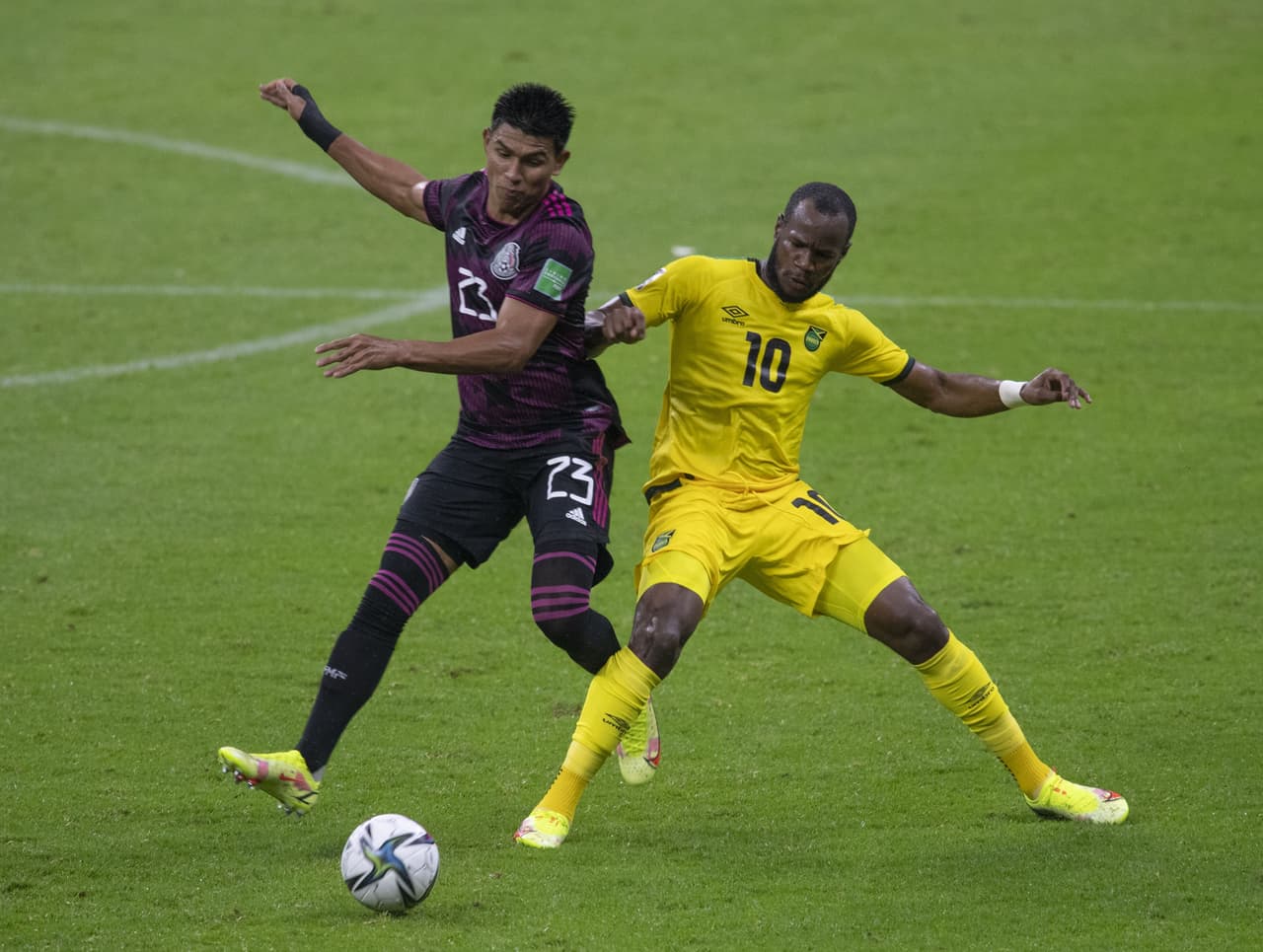 Las anotaciones de Alexis Vega y de Henry Martin hacen que México arranque el hexagonal con el pie derecho al vencer 2-1 a Jamaica.