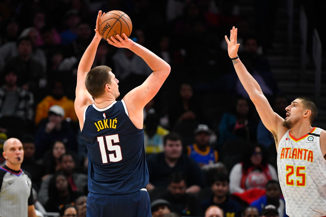 Hawks 115- 123 Nuggets. Nikola Jokic anota de media distancia sin que Alex Len pueda impedirlo.