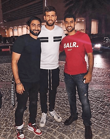 El tercer capitán del FC Barcelona y uno de sus símbolos Gerard Piqué sin problema alguno posando para las fotos que le piden los fanáticos.