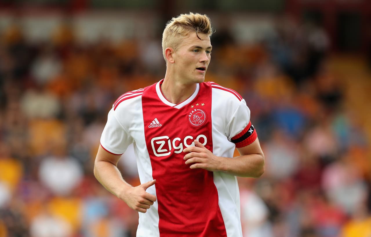 Matthijs de Ligt. Juventus. Quizá el que más destacó con el Ajax gracias a su técnica y visión de juego para adelantar al delantero.
