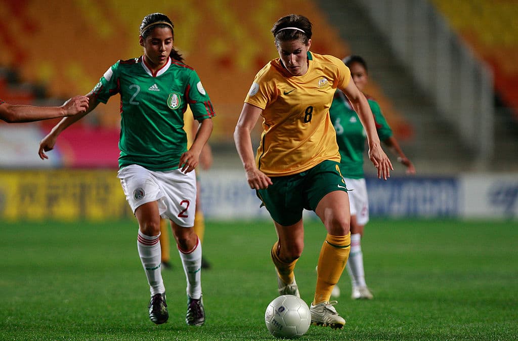 En el 2010, Kenti debutó en el Mundial Sub-20 y con la selección absoluta mexicana en un partido amistoso.