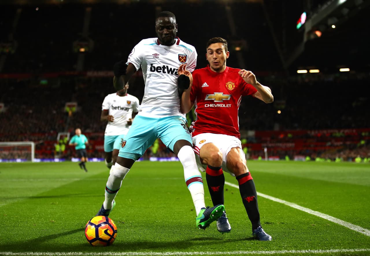 El senegalés Cheikhou Kouyate (izq.) juega de volante en el West Ham, donde es hombre de seguridad en el equipo.
