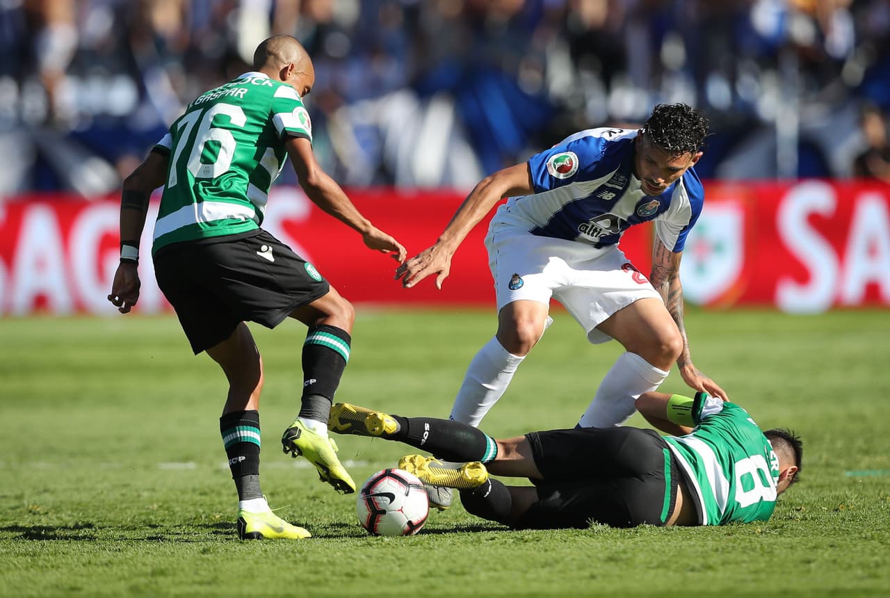 La lucha por el balón continuó en el segundo tiempo con mucha intensidad, pero los equipos no encontraban claridad para desequilibrar el marcador.