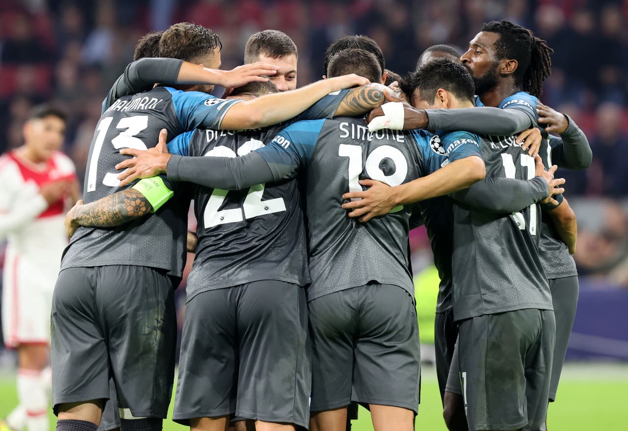 Napoli aplastó al Ajax a domicilio y lleva paso perfecto en la Champions League.