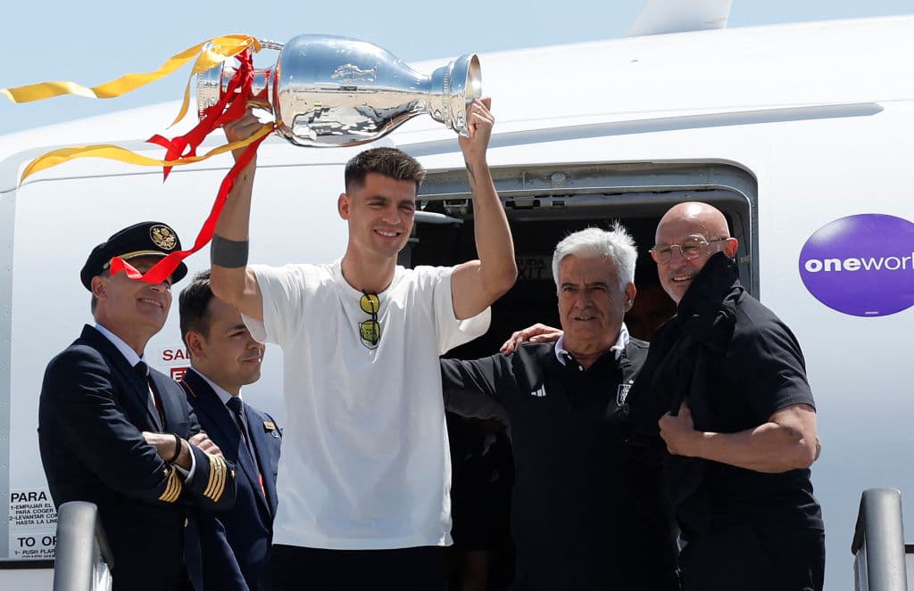 La selección de España aterriza en Madrid con el trofeo de campeona de Europa