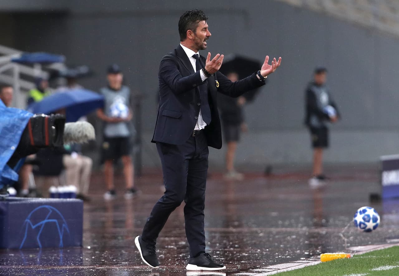El entrenador del AEK Marinos Ouzounidis empezaba a ponerse muy nervioso mientras ya una intensa lluvia caía sobre el Estadio OAKA SPiros Louis de la capital griega.