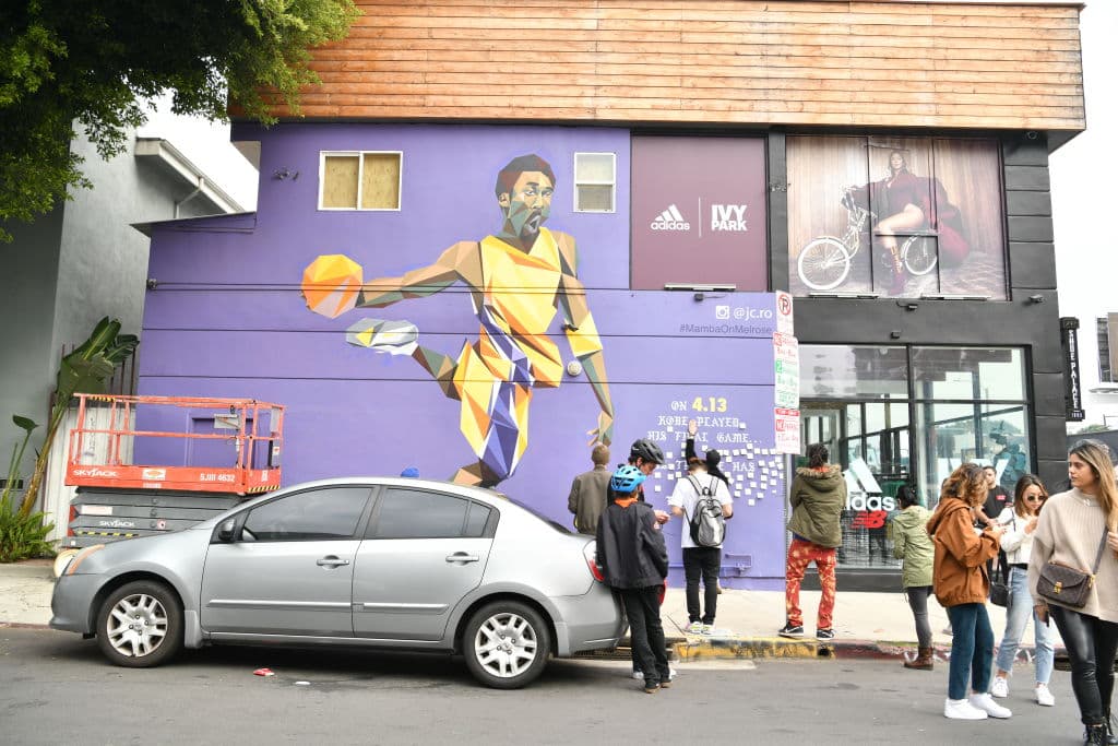 Aficionados se acercaron al Staples Center, entre lagrimas e indredulidad para dejar flores por la muerte de Kobe Bryant.