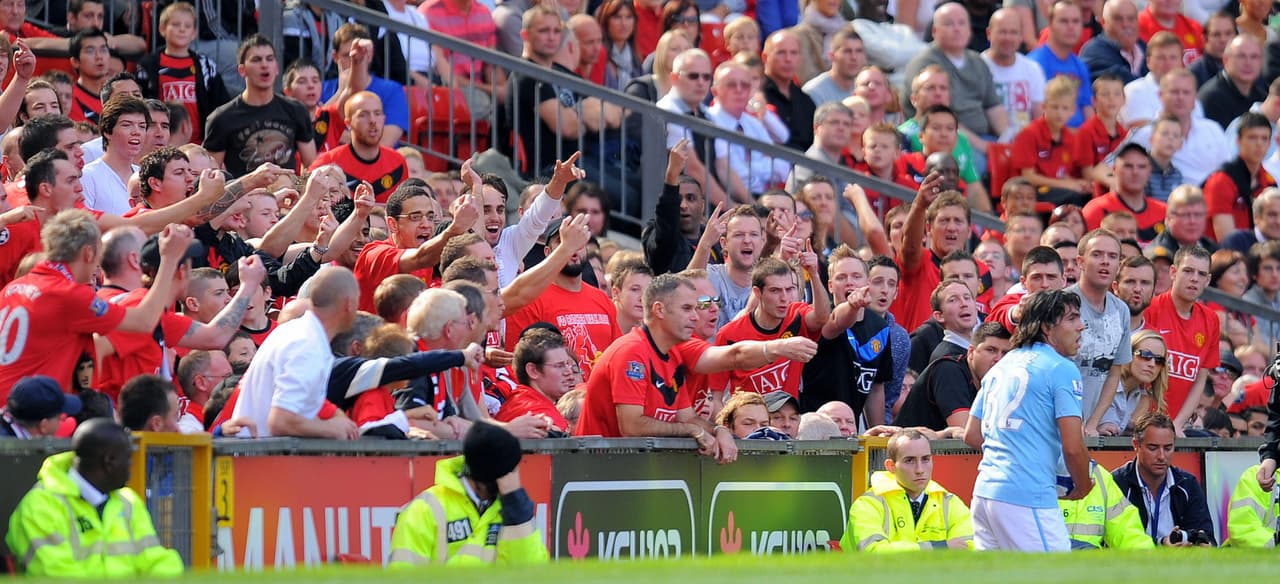 Por eso, cuando salió de los 'Red Devils' para unirse con el archirrival Manchester City, los seguidores lo abuchearon e incluso crearon una máquina para destruir las viejas camisetas de Tévez.