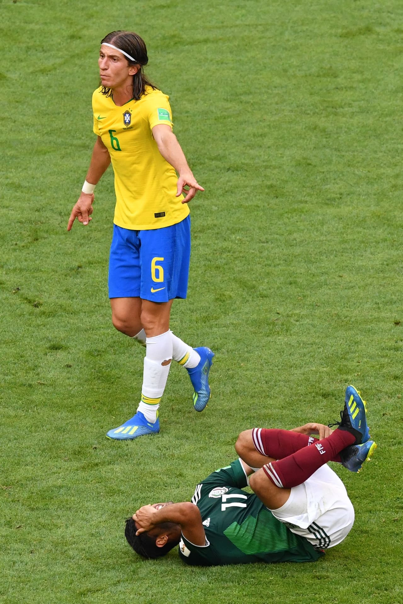 Luis también neutralizó a Carlos Vela.