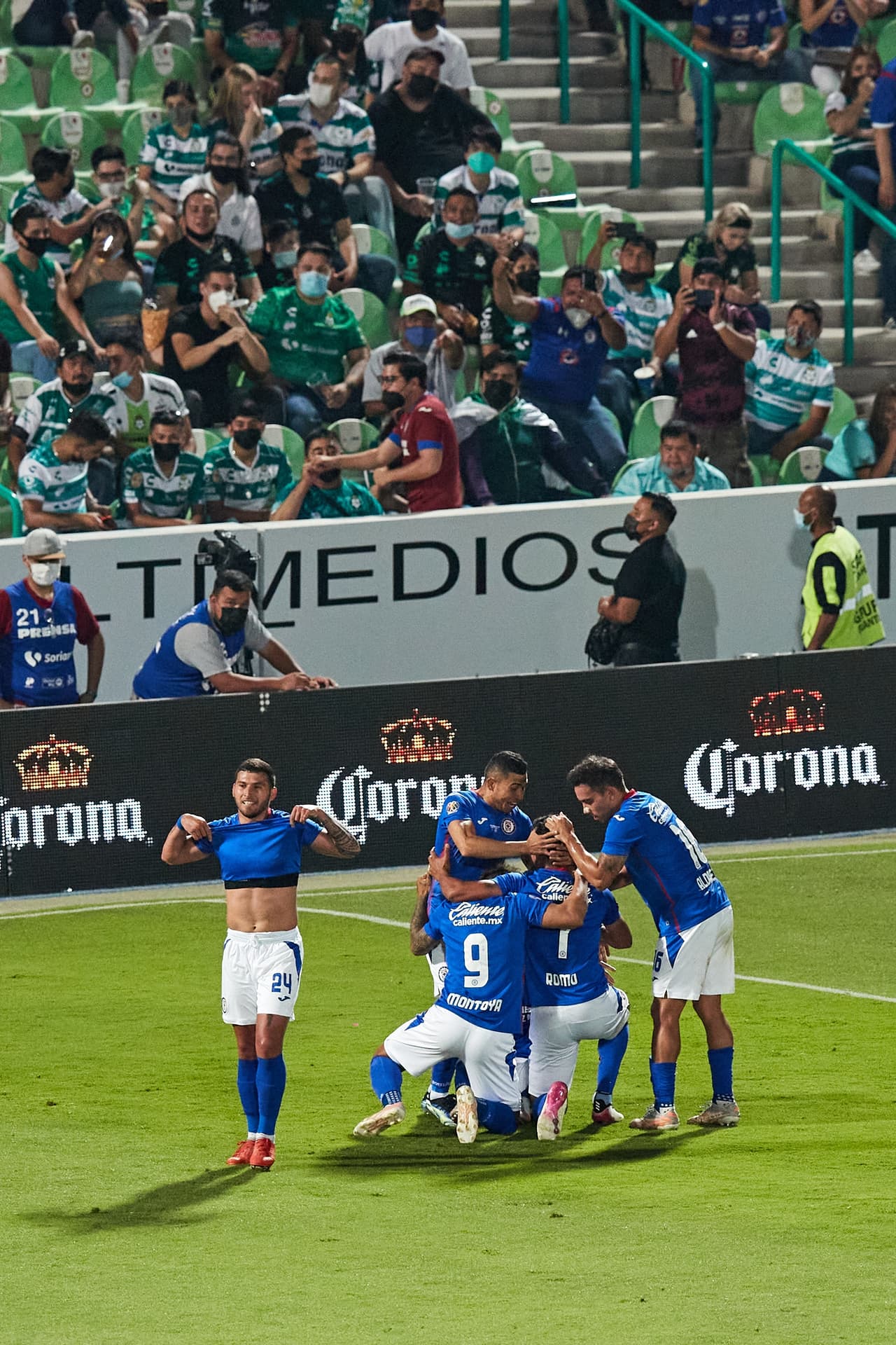 Luis Romo se encarga de darle la ventaja a Cruz Azul luego de vencer 0-1 a Santos en el Estadio Corona.