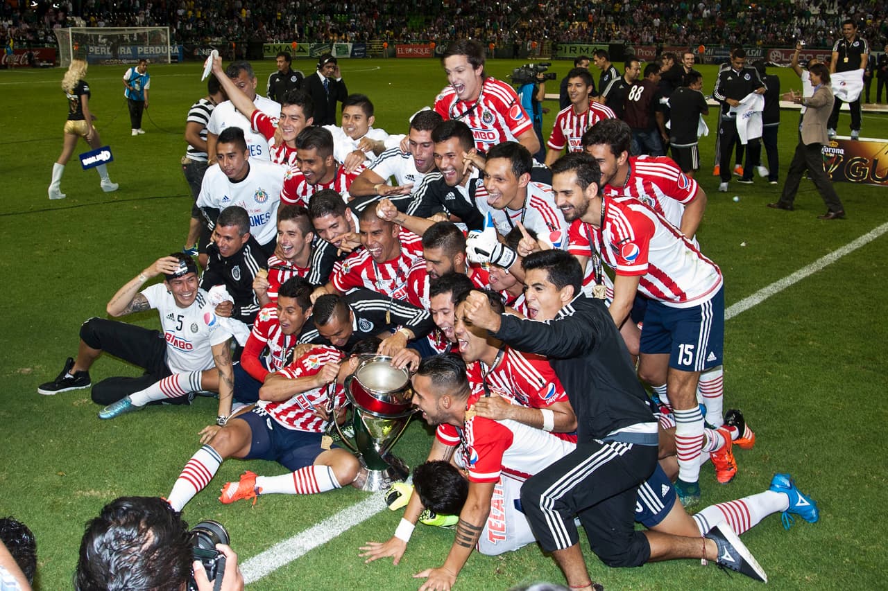 Chivas salió campeón tras vencer al León 0-1 con gol de Oswaldo Alanís en la Copa MX del Apertura '15.