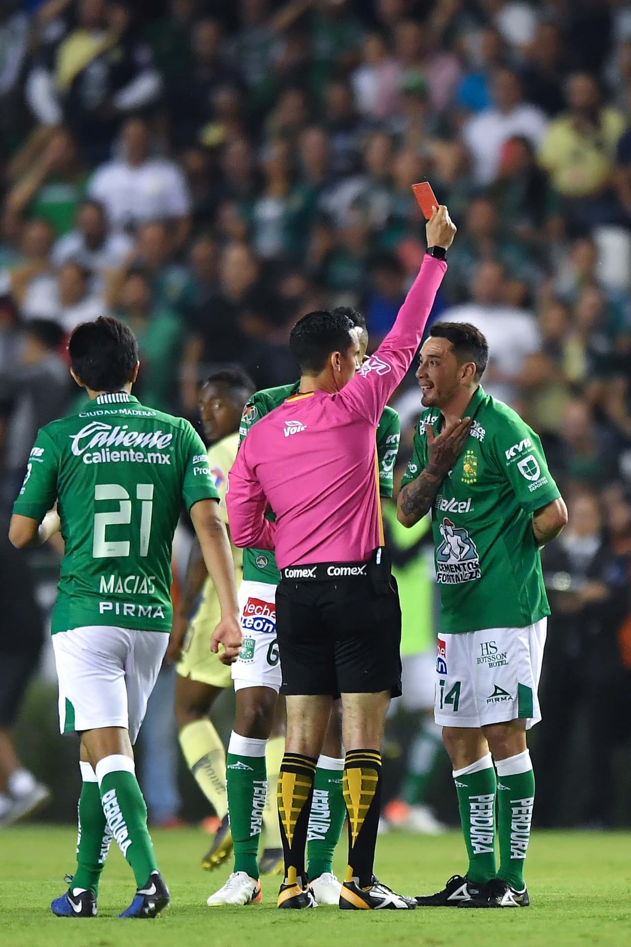 En el minuto 75' el argentino Rubens Sambueza (derecha) fue expulsado por doble amonestación.