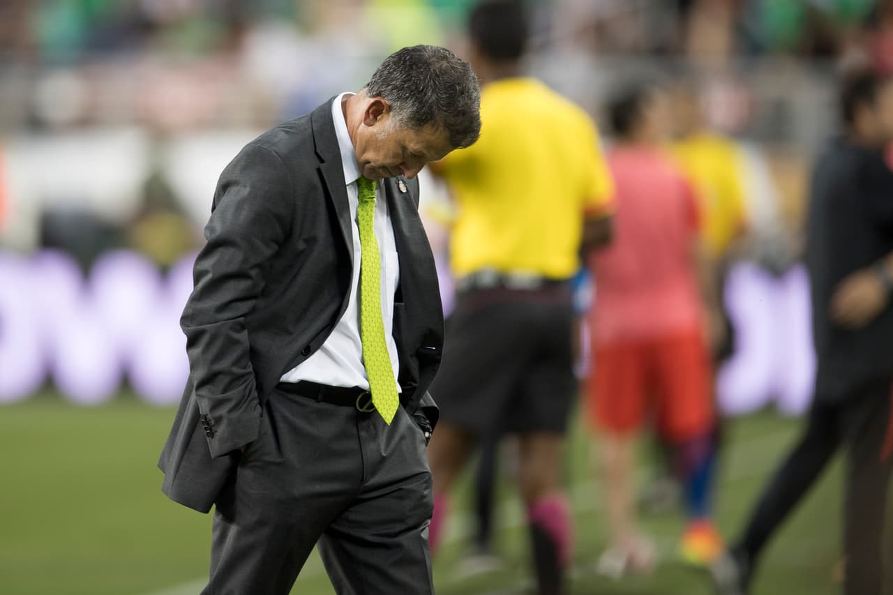 Contra Chile llegó su peor momento: el 7-0 contra México fue una bomba que explotó en su contra y allí se abalanzaron sus críticos para destacar esta, la peor derrota en toda la histria del fútbol mexicano.