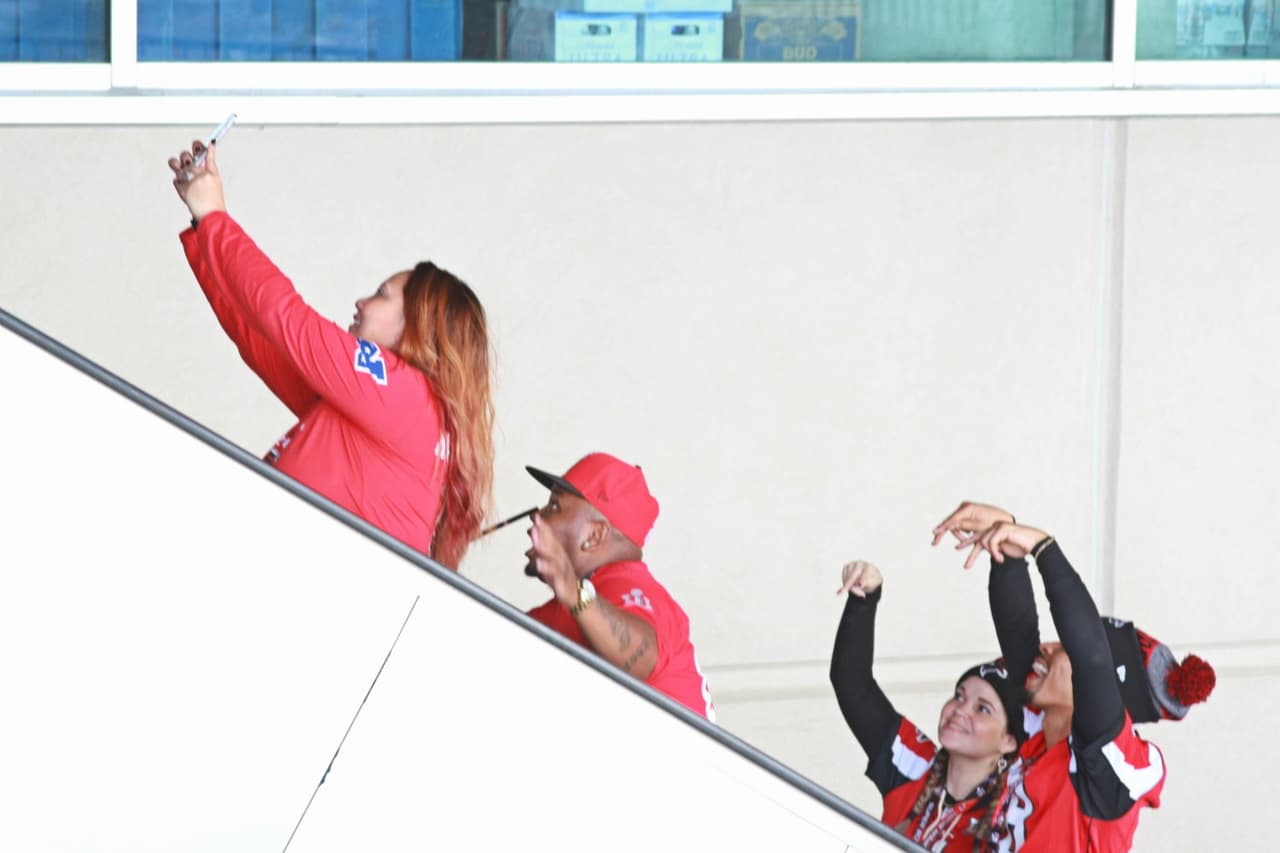 El NRG Stadium abrió sus puertas para recibir a los aficionados en el último partido de la temporada, entre New England y Atlanta, con gente que viajó hasta Houston para ver a su equipo ser campeón.