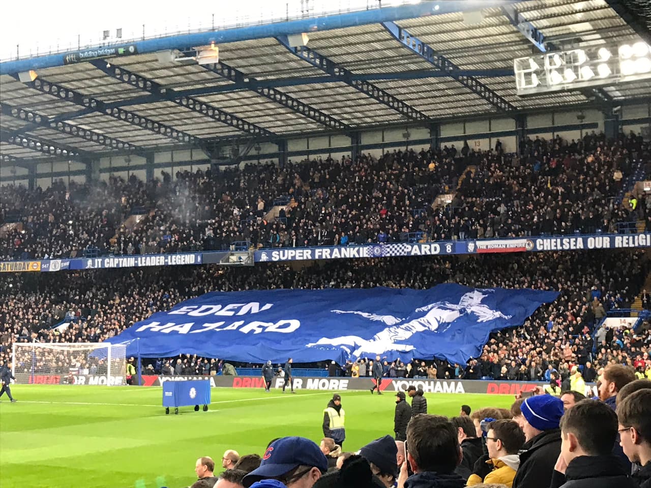 Fanáticos del Chelsea presentan un tifo de Eden Hazard en enero de 2019.
