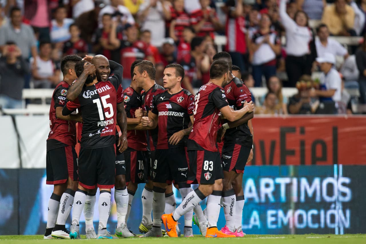 Atlas celebra uno de sus goles.