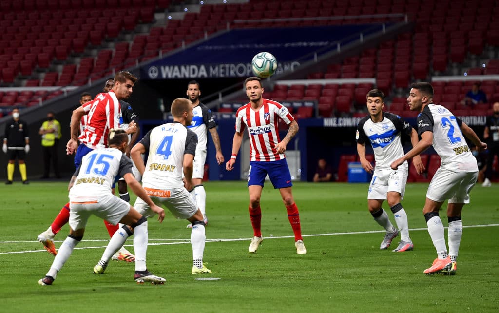El Atlético de Madrid prueba una jugada prefabricada que termina en un remate de cabeza de Álvaro Morata, pero el dsiparo sale muy desviado.