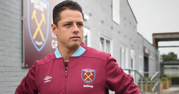 Afición del West Ham, molesta por la suplencia de Javier Hernández