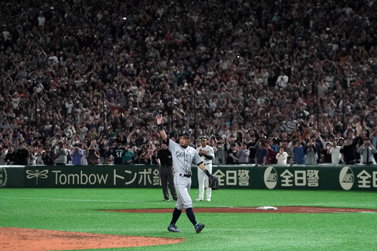 El Tokyo Dome se vistió de gala para una jornada especial de béisbol de la MLB y japonés, con el retiro de Ichiro Suzuki. Además de los miles de aficionados que colmaron las tribunas y no dejaron de apoyar, también estuvieron exjugadores como Keb Griffey (Mariners) y Kaiichi Yabu (Athletics), así como el Jim Mullen, CEO de MGM Resorts.