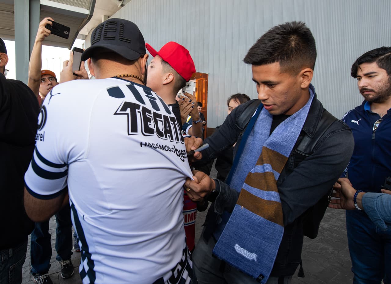 Maxi aprovechó para estampar sus primeros autógrafos en las playeras de los fanáticos.