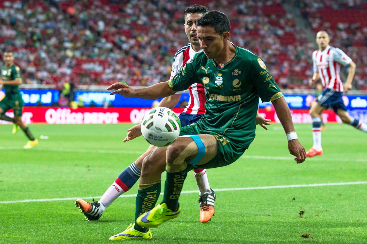 En cuestión de funcionamiento y juego colectivo el equipo verdiblanco domina sobre los azulcremas pues cuentan con una defensa sólida y medio campo versátil.