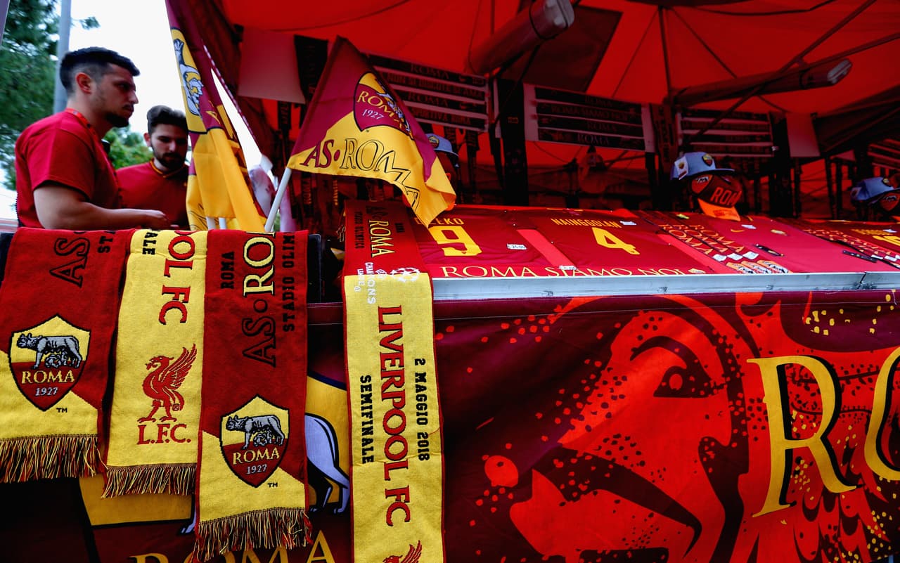 Los aficionados del Liverpool se tomaron las calles de Roma y montaron una gran fiesta en la previa del partido de Champions League entre su equipo y la Loba. Familiares, amigos, recién conocidos, todos se unieron para teñir de rojo la capital italiana.