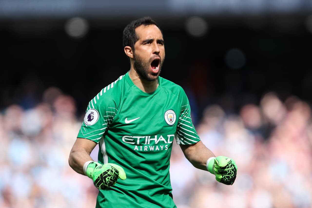 A pesar del susto, Manchester City celebró su goleada 5-0 contra Liverpool y líder provisional de la Premier, a la espera del resultado del United.