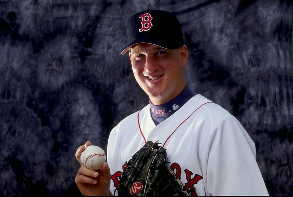 9) Derek Lowe. El serpentinero empezó su carrera en 1997 con los Seattle Mariners, quienes en ese mismo año lo mandaron en un canje con los Boston Red Sox, buscando fortalecer el bullpen.