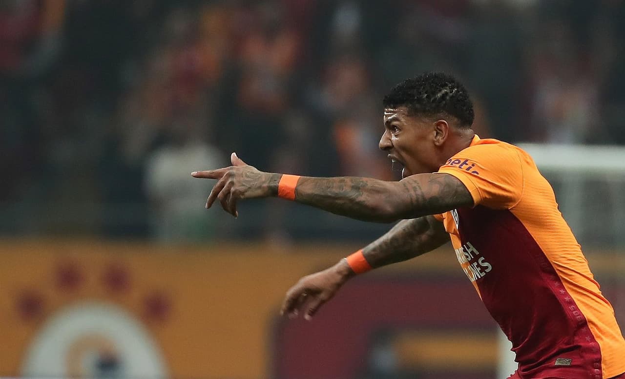 Galatasaray y Lokomotiv Moscu consiguieron empatar, resultado que pone al equipo turco en la cima del grupo A en la UEFA Europa League. Feghouli y Kamano anotaron a favor de sus escuadras.