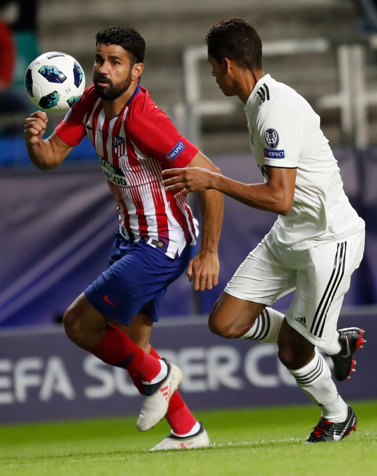 Con el balón picando a la altura de su rostro volvió a cabecearla para adelantarla ante Raphael Varane, que se le acercó para marcarlo.