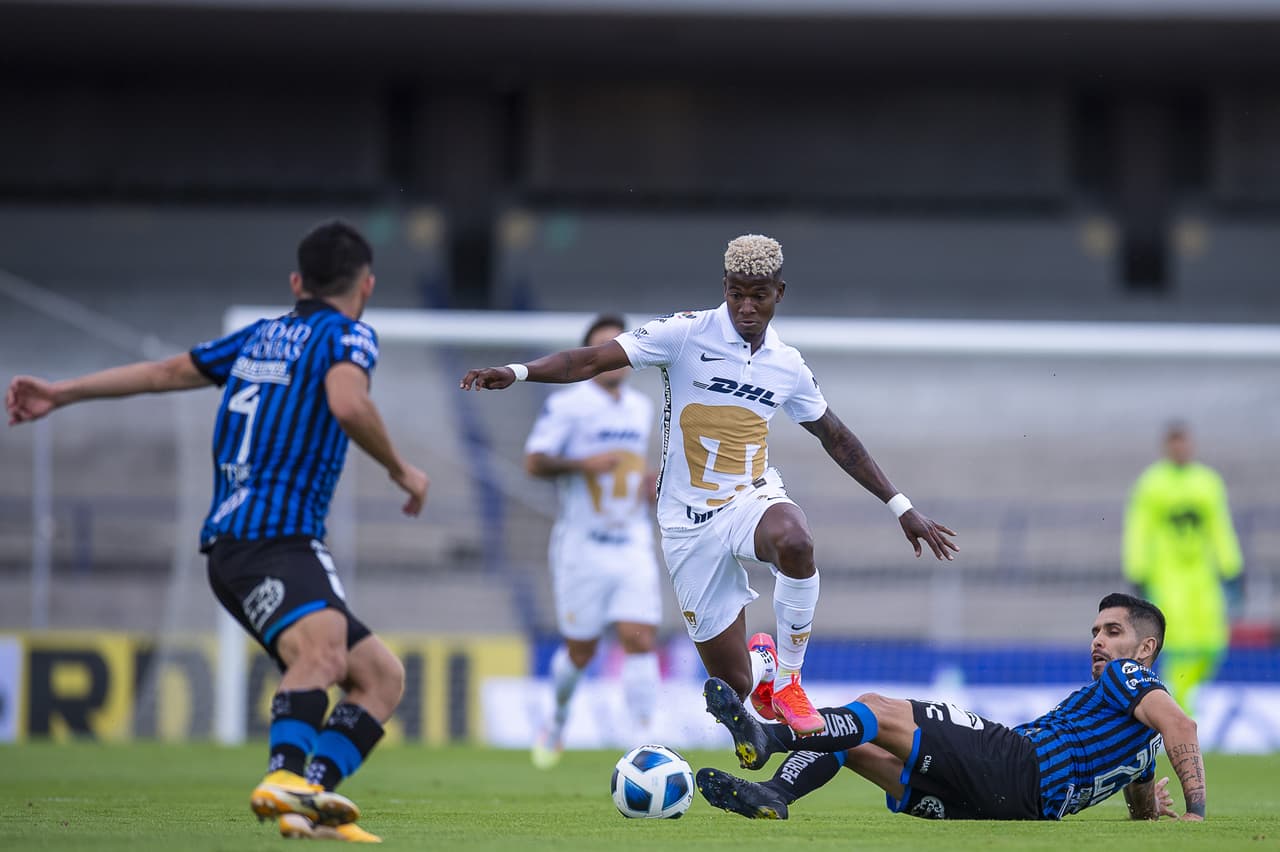 Pumas y Querétaro terminan el encuentro sin goles durante la cuarta Jornada del torneo Apertura Grita México 2021. La escuadra universitaria se quedó con 10 hombres al minuto 89' tras la expulsión de Fabio Álvarez por una patada. Los universitarios se enfrentarán ante Necaxa y los 'gallos blancos' ante Tigres en la próxima jornada.