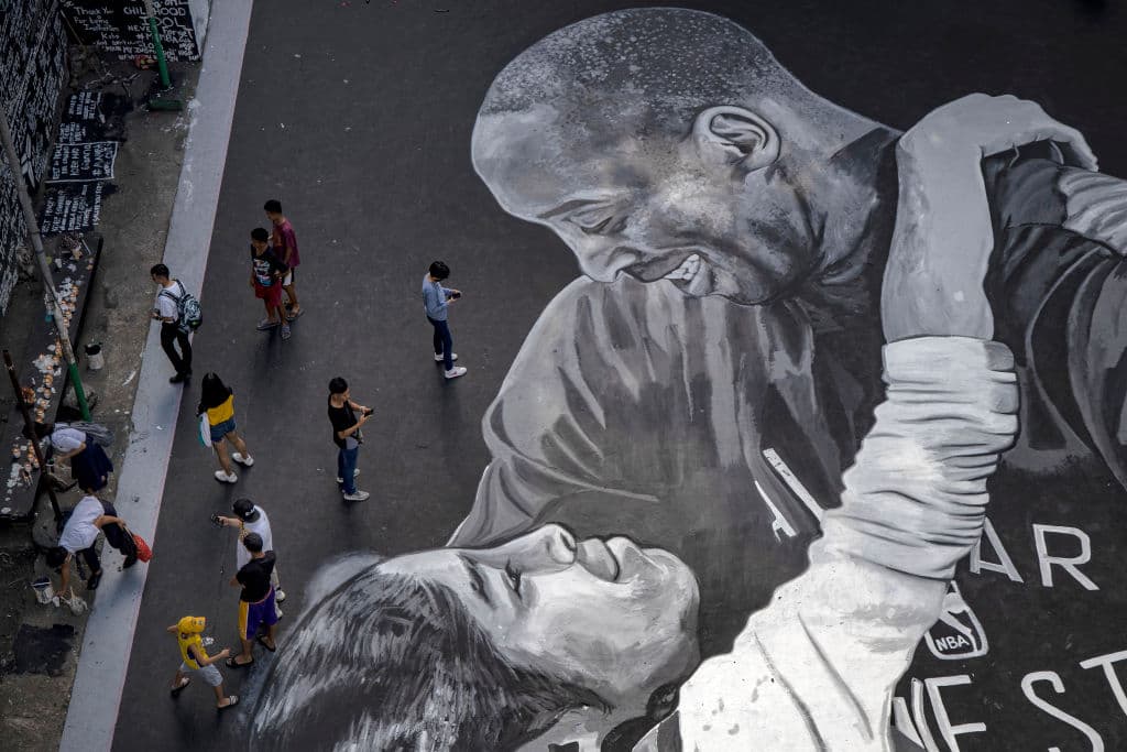 Artistas urbanos crearon una pintura gigante, en una cancha de básquetbol, con la figura de Kobe y su hija Gianna Bryant. Black Mamba era un ídolo en Filipinas.