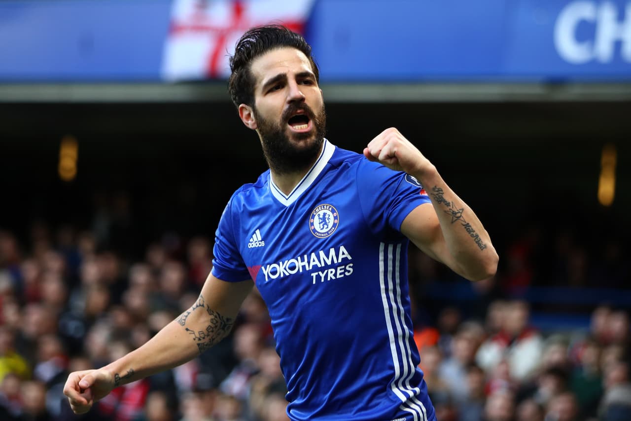 16) Cesc Fàbregas - El nombre de Cesc Fàbregas es una marca que ha pasado por Arsenal, Barcelona y ahora por Chelsea. El español, 16 entre los jugadores y 193 en la general, recibe una salarioanual de 16 millones de dólares y tiene un contrato firme por cinco años con Puma.