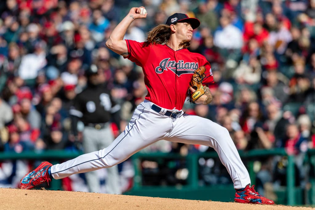 Mike Clevinger fue el encargado de abrir por parte de los Cleveland Indians en el cotejo inaugural en casa. El de larga cabellera lanzó por espacio de 7.0 innings, solo permitió un imparable, dio tres bases por bolas y ponchó a 12 enemigos pero se fue sin decisión. En labor de relevo Jon Edwards (2-0) se apuntó la victoria y Brad Hand (2) el salvamento.
