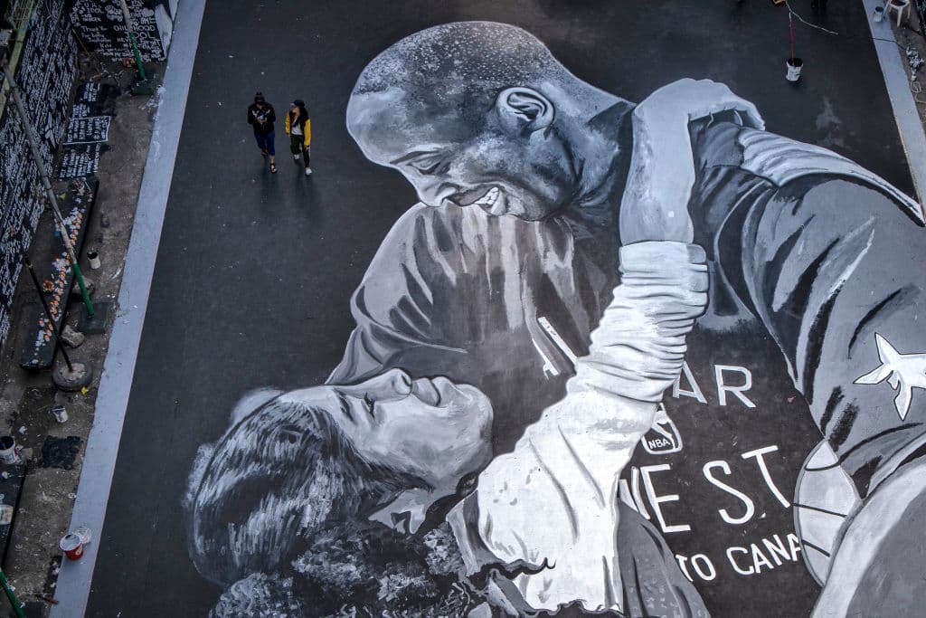 Artistas urbanos crearon una pintura gigante, en una cancha de básquetbol, con la figura de Kobe y su hija Gianna Bryant. Black Mamba era un ídolo en Filipinas.
