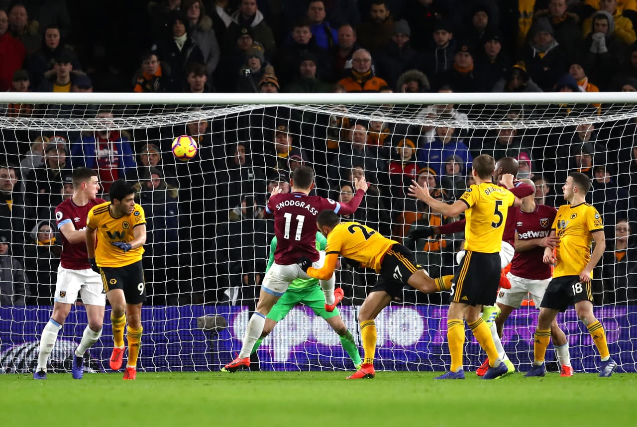 Joao Moutinho puso un centro no muy bueno, pero el defensor lo aprovechó y sin saltar mandó la pelota a la red.