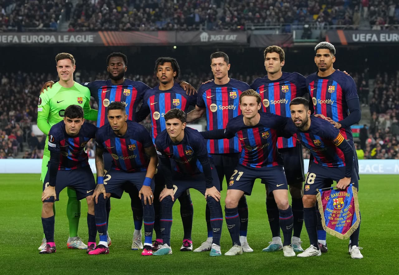 El Barcelona y el Manchester United empataron en la ida de los dieciseisavos de final de la Europa League; los goles culés fueron de Marcos Alonso y Rapinha y por los Devils marcaron Marcus Rashford y un autogol de Jules Koundé.