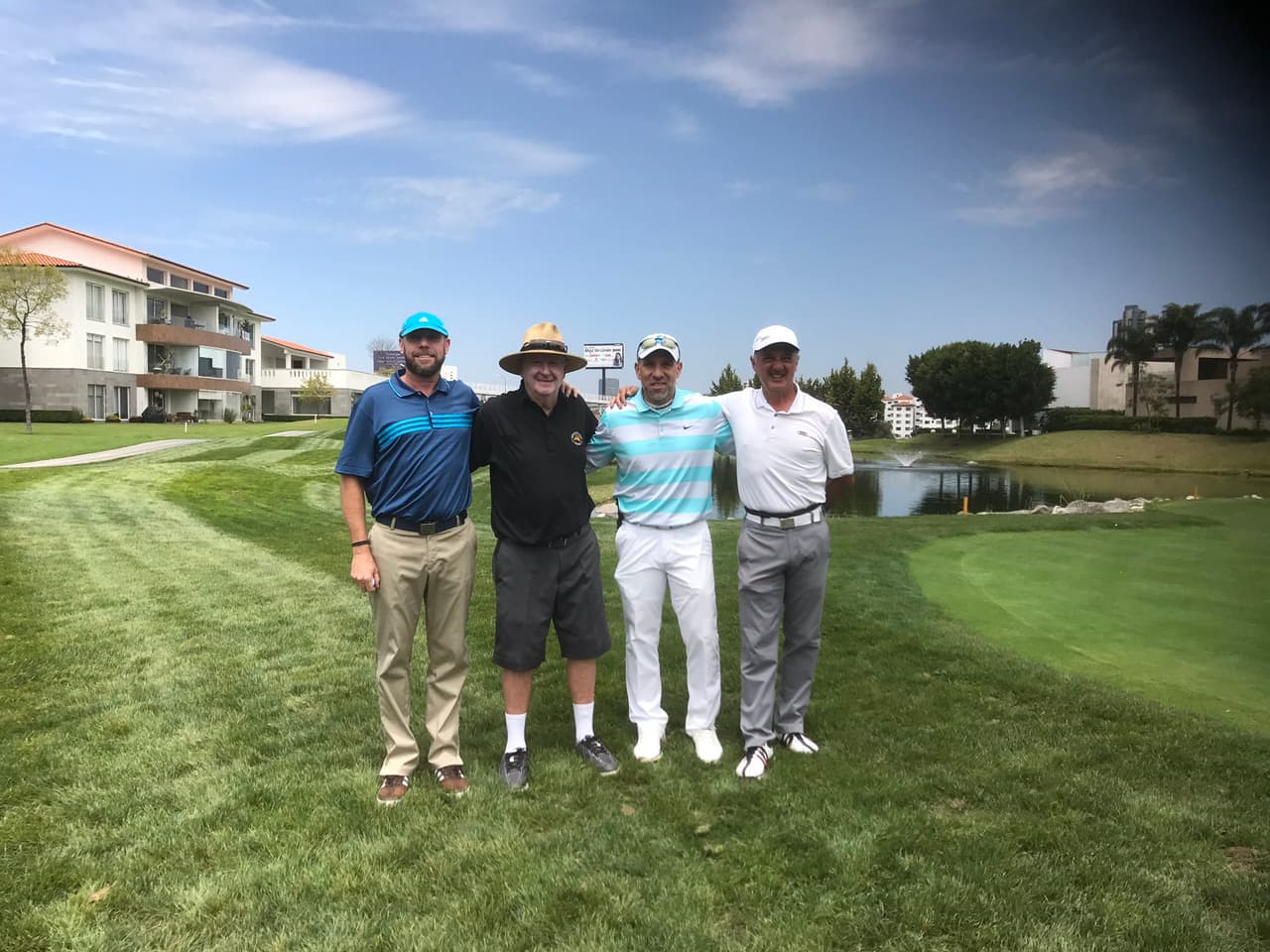 El exfutbolista Alberto García Aspe disfrutando de la compañía de sus amigos mientras juega golf.