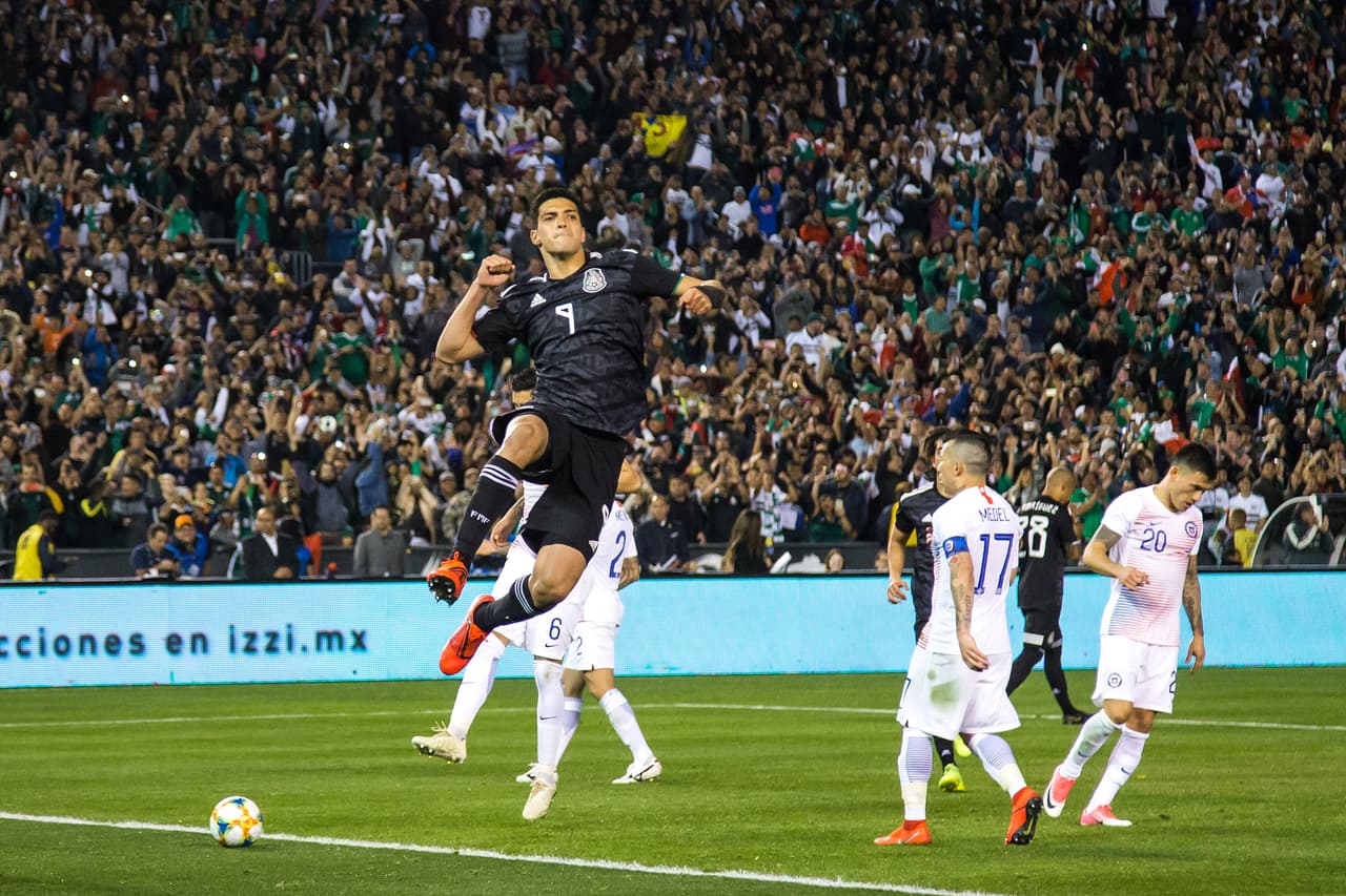 El goleador mexicano del Wolverhampton ratificó su condición goleadora engañando al arquero Gabriel Arias desde el punto penal.