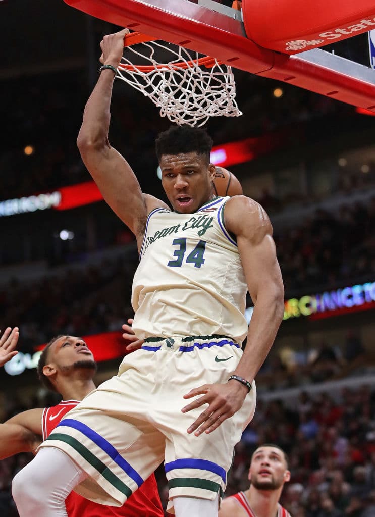 Milwaukee Bucks siguen en la cima y sin nada que les preocupe: tres partidos, tres victorias y un récord de 32-5. Antetokounmpo sigue siendo la estrella con 29 puntos, 11.7 rebotes y 3.7 asistencias en casi 30 minutos. Eric Bledose regresó a las canchas con increíbles resultados: 15.3 puntos, 4 rebotes y 3.7 asistencias en 20.1 minutos.