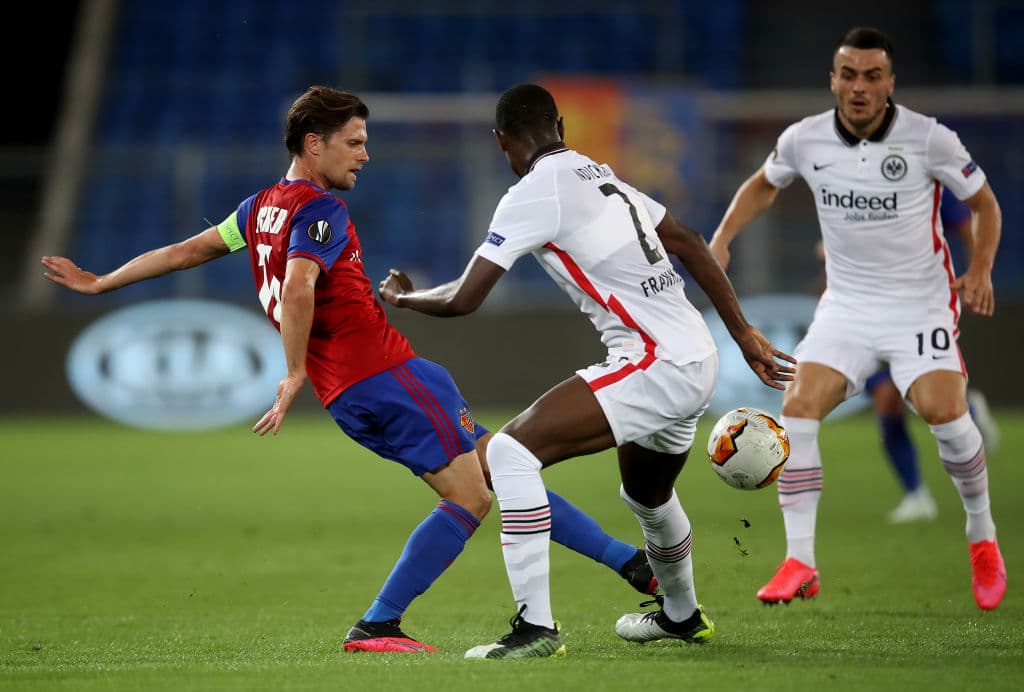 La defensa de Frankfurt daba facilidades para que Basel se pusiera al frente, pero los locales no aprovechaban.