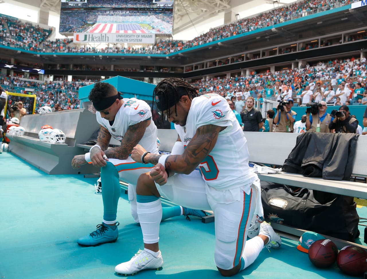 Kenny Stills (izq) y Albert Wilson, se arrodillaron mientras se entonaba el himno estadounidense previo al comienzo del partido. En redes sociales, más tarde, Colin Kaepernick les agradeció el gesto.