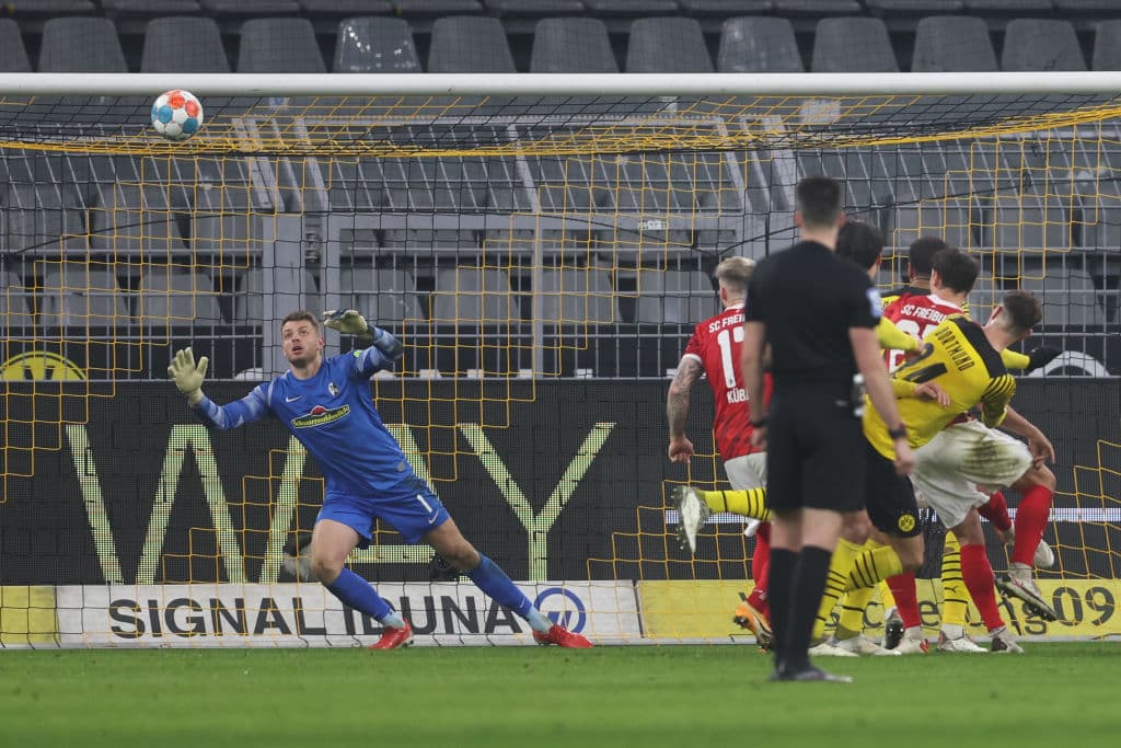 Borussia Dormund golea 5-1 al Freiburg con un doblete de Thomas Meunir, otro doblete de Erling Braut Halaand y un gol de Mahmoud Dahoud.