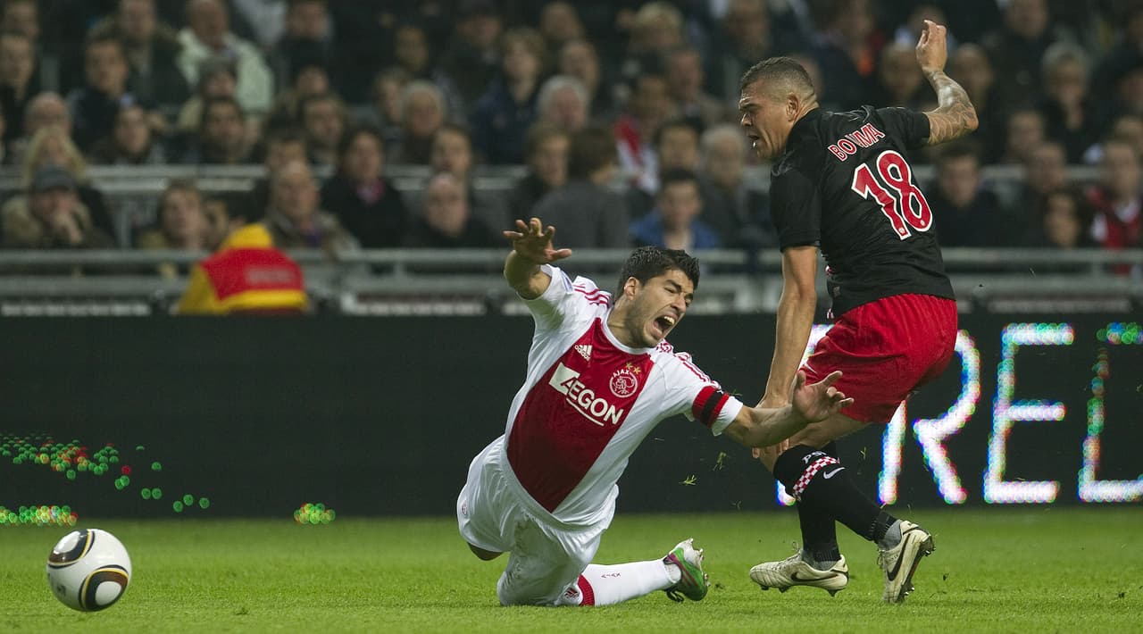 El sacrificio y entrega del uruguayo en cancha lo convirtieron en figura y, con apenas dos años en el club, fue incluso capitán del Ajax, siendo el primer suramericano en ponerse esa cinta en el equipo holandés.
