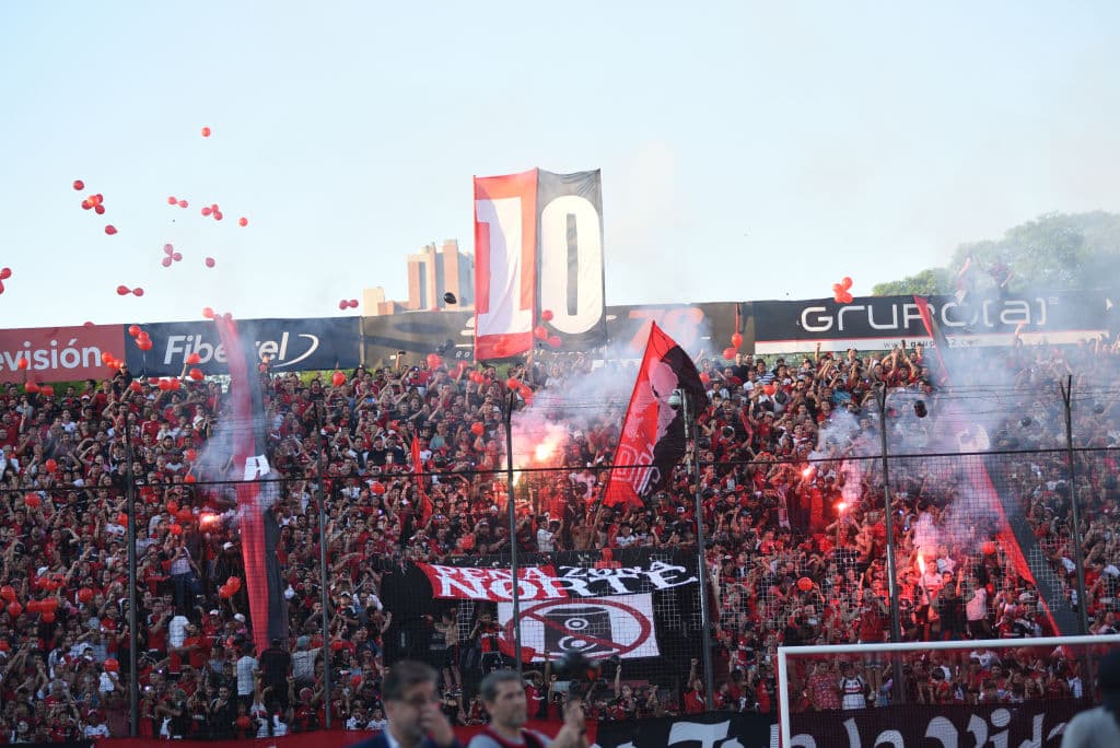 Sigue la fiebre maradoniana por el futbol argentino. En Rosario reciben como 'Dios' a Diego Armando Maradona. Gimnasia venció 0-4 a Newell's.