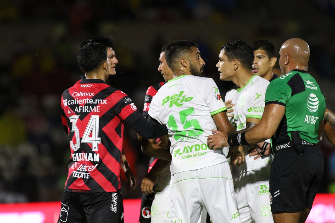 Tras el gol y las llegadas de peligro, el encuentro entró en un lapso de errores y roces que entorpecieron el flujo del mismo.